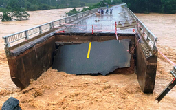 Nước sông Vu Gia - Thu Bồn vượt đỉnh lũ 'đại hồng thủy' năm Thìn
