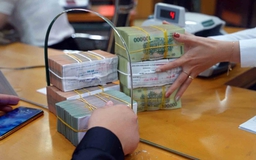 Tiền chảy vào nền kinh tế, lãi suất đứng yên
