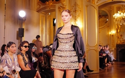 Váy dạ hội Việt tỏa sáng tại Paris Váy dạ hội Việt tỏa sáng tại Paris