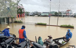 Khi người thợ điện đồng hành cùng người dân vùng lũ