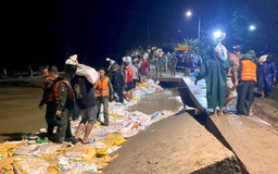 Trắng đêm chạy đua với triều cường, cứu kè biển ở Đà Nẵng