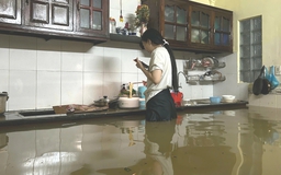 Sinh viên Huế trở tay không kịp, xe cộ, đồ đạc bị nhấn chìm trong nước lũ