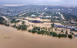 Xứ Huế trong biển lũ: Những ngày đau thương mà kiên cường