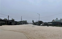 Hà Tĩnh: Mưa lớn gây ngập lụt QL1A, có nơi phải sơ tán dân