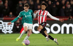 'Ông lớn' Liverpool và M.U tìm đường thoát khủng hoảng: Thoát được không mới là vấn đề