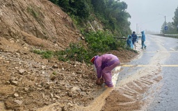 CSGT đội mưa phân luồng giao thông, khắc phục sạt lở đèo An Khê