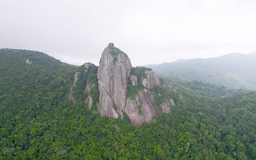 Tháp Chăm kỳ lạ trên đỉnh đá khổng lồ