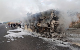 Xe khách chở 30 người bốc cháy trên cao tốc Nha Trang - Cam Lâm