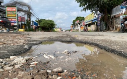 TP.HCM: Ổ gà, bãi rác, ngập nước bủa vây đường Kha Vạn Cân, người dân than khổ