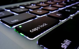 Tại sao Microsoft vẫn giữ phím Caps Lock dù đã lỗi thời?