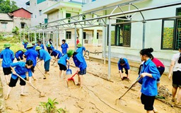 Áo xanh sát cánh cùng người dân vượt bão, lũ