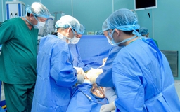 TP.HCM: Kích hoạt 'báo động đỏ' cứu cô gái bị xe container tông nguy kịch