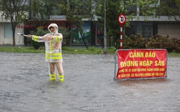 Tê người, nghi bị điện giật khi đi qua điểm ngập ở Hà Nội