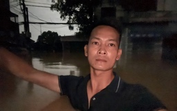 Nước lũ ở Thái Nguyên ngập đến cổ: 'Sợ quá, nước vẫn đang dâng'