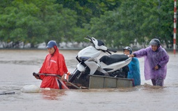 Nước ngập chưa kịp rút, Hà Nội lại mưa xối xả