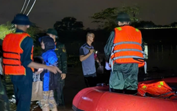 Nước lũ sông Cầu cô lập hơn 5.000 người ở Hà Nội