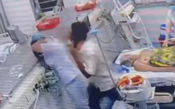 TP.HCM: Người đàn ông liên tục đánh điều dưỡng, đòi đốt bệnh viện