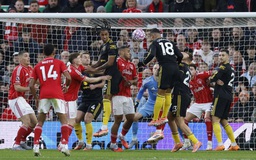 Dẫn trước nhờ trọng tài sai lầm, M.U vẫn hòa thót tim: HLV Amorim ‘hiện nguyên hình’?