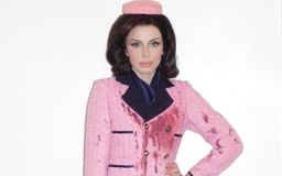 Julia Fox gây phẫn nộ với tạo hình Đệ nhất phu nhân Jackie Kennedy
