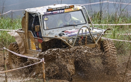 'Lái cứng' loay hoay vượt lầy tại giải đua ô tô địa hình lớn nhất Việt Nam