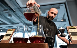 Ly cà phê kiểu gì giá gần 26 triệu đồng?