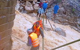 Đà Nẵng: Thót tim cảnh sản phụ vượt lũ trên cầu tre tự chế