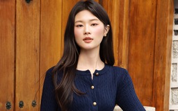 Tôn vẻ nữ tính mềm mại với cặp đôi áo dệt kim, quần ống rộng, quần jeans