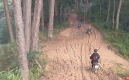 Sạt lở đèo D'Ran: Người dân băng rừng lội bùn đi làm, đưa con đi học