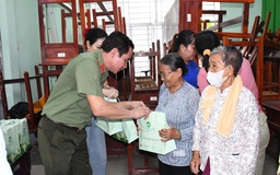 Trao tặng hàng trăm phần quà cho học sinh nghèo và người dân khó khăn