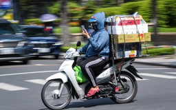 CSGT mạnh tay phạt tài xế dùng điện thoại khi lái xe