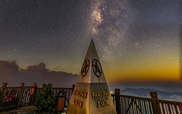 Ngắm dải ngân hà lung linh trong đêm trên đỉnh Fansipan