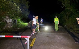 Tảng đá khoảng 5 tấn lăn từ vách núi xuống đường Hồ Chí Minh