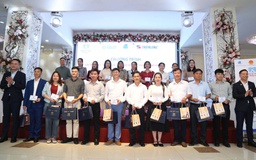 Mỗi đại biểu chương trình 'Chia sẻ cùng thầy cô' được tặng sổ tiết kiệm 10 triệu đồng