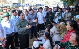 Thủ tướng Phạm Minh Chính thăm người dân làng chài bị thiệt hại vì bão Kalmaegi