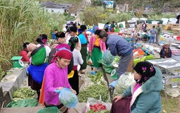 Độc đáo chợ lùi Sà Phìn giữa cao nguyên đá