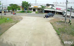 Ô tô cán hai cụ già rồi chở đi cấp cứu, không trình báo