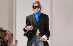 Làm chủ phong cách cổ điển với phụ kiện và khăn