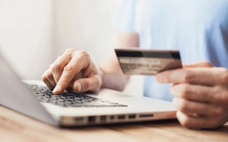 Người dùng chú ý: Lãi suất thẻ tín dụng tăng vọt lên 22%/năm
