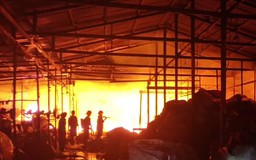 Cháy kho phế liệu ở An Giang