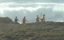 Người cha thiệt mạng khi lao theo cứu con gái bị sóng lớn cuốn ra biển
