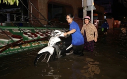 Cô gái 20 tuổi giữa biển nước triều cường khiến mạng xã hội rưng rưng