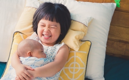 Trẻ dưới 1 tuổi nhập viện do RSV: Nguồn lây có thể chỉ từ một nụ hôn