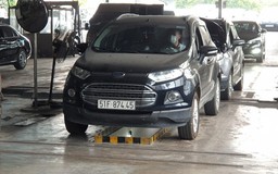 Ô tô hỏng đèn soi biển số có 'đậu' đăng kiểm?