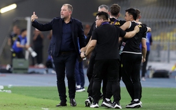 HLV Malaysia chỉ bí quyết giúp học trò ‘ngó lơ’ án phạt của FIFA, cựu HLV Nepal từ chức