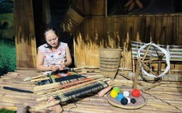 Khám phá nghề dệt thổ cẩm độc đáo của phụ nữ dân tộc Mạ