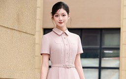 Trong tủ đồ nàng công sở không thể thiếu đầm dáng dài chiết đai