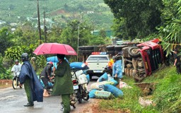 Xe container lật đè ô tô làm 5 người bị thương