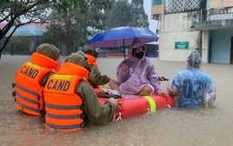 Đắk Lắk: Công an vượt lũ đưa thai phụ sắp sinh đến trạm y tế