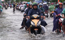 Triều cường đạt đỉnh: Một số tuyến đường ở khu nam TP.HCM lại ngập