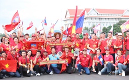 Khán giả Việt Nam nhuộm đỏ sân vận động quốc gia Lào, chờ màn trình diễn đỉnh cao
